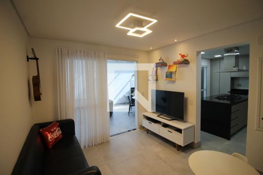 Sala de TV de casa de condomínio à venda com 4 quartos, 392m² em Vila Bertioga, São Paulo