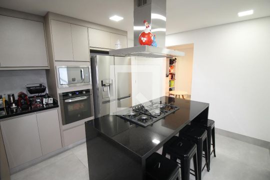 Cozinha de casa de condomínio à venda com 4 quartos, 392m² em Vila Bertioga, São Paulo