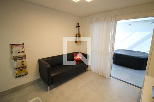 Sala de TV de casa de condomínio à venda com 4 quartos, 392m² em Vila Bertioga, São Paulo
