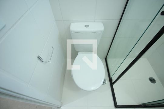 Banheiro de apartamento para alugar com 2 quartos, 47m² em Jardim Monte Alegre, Taboão da Serra