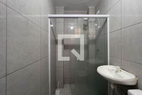 Banheiro de kitnet/studio para alugar com 1 quarto, 30m² em Liberdade, São Paulo