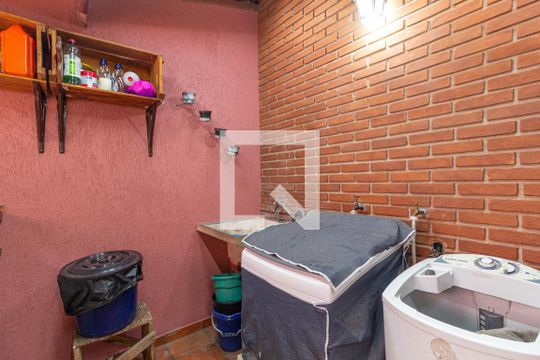 Área de serviço de casa à venda com 4 quartos, 208m² em Veloso, Osasco