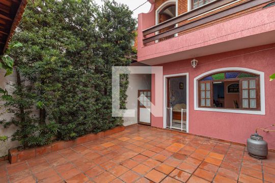 Quintal de casa à venda com 4 quartos, 208m² em Veloso, Osasco