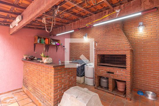Quintal de casa à venda com 4 quartos, 208m² em Veloso, Osasco