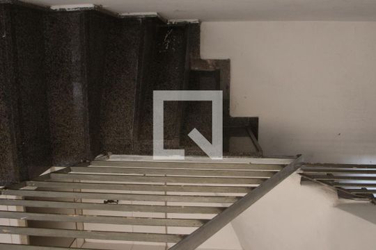 Escada de casa para alugar com 3 quartos, 180m² em Jardim da Posse, Nova Iguaçu