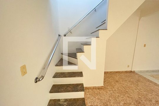 Escada  de casa à venda com 2 quartos, 100m² em Vila da Saúde, São Paulo