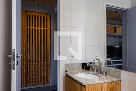 Banheiro de apartamento à venda com 1 quarto, 32m² em Pinheiros, São Paulo