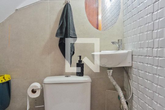 Banheiro garagem de casa à venda com 3 quartos, 130m² em Vila Mangalot, São Paulo