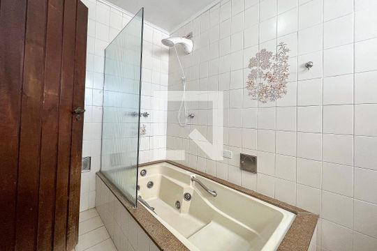Banheiro de casa para alugar com 1 quarto, 37m² em Vila Ipojuca, São Paulo