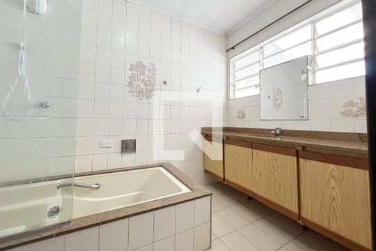 Banheiro de casa para alugar com 1 quarto, 37m² em Vila Ipojuca, São Paulo