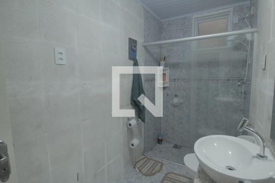 Banheiro de apartamento à venda com 1 quarto, 40m² em São Geraldo, Porto Alegre