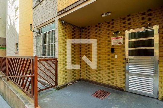 Entrada Bloco  de apartamento para alugar com 2 quartos, 57m² em Jardim Iporanga, Guarulhos