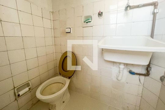 Banheiro de serviço de apartamento para alugar com 2 quartos, 40m² em Santa Cecília, São Paulo