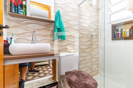 Banheiro da Suíte 1 de casa de condomínio à venda com 2 quartos, 72m² em Vila Carmosina, São Paulo