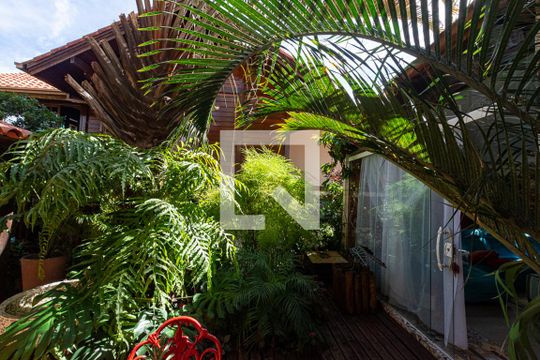Sala de casa de condomínio à venda com 4 quartos, 150m² em Pendotiba, Niterói