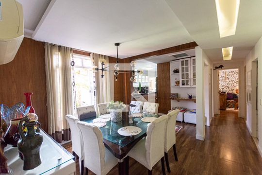 Sala de casa de condomínio à venda com 4 quartos, 150m² em Pendotiba, Niterói