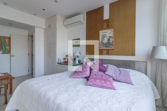 Suíte Master de apartamento à venda com 4 quartos, 270m² em Barra da Tijuca, Rio de Janeiro