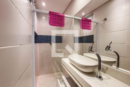 Banheiro Social de apartamento para alugar com 3 quartos, 106m² em Jardim Praiano, Guarujá