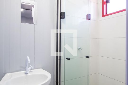 Banheiro de kitnet/studio para alugar com 1 quarto, 10m² em Vila Osasco, Osasco