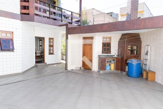 Quintal de casa para alugar com 4 quartos, 250m² em Conceição, Diadema
