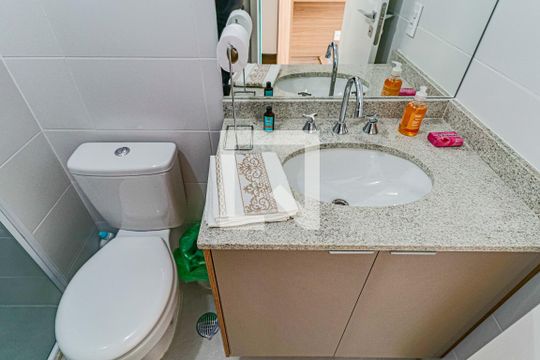 Banheiro de kitnet/studio para alugar com 1 quarto, 25m² em Butantã, São Paulo