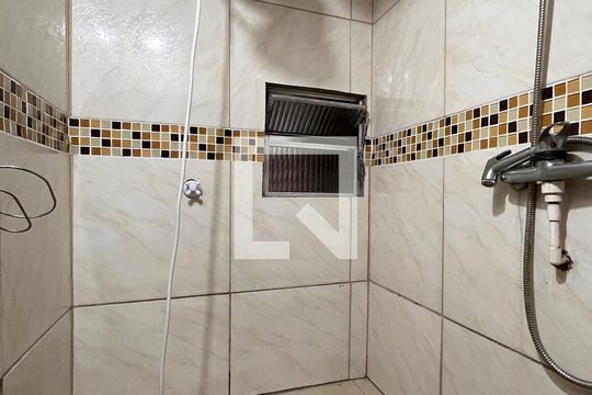 Banheiro de apartamento à venda com 1 quarto, 75m² em Cristal, Porto Alegre