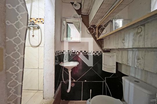 Banheiro de apartamento à venda com 1 quarto, 75m² em Cristal, Porto Alegre