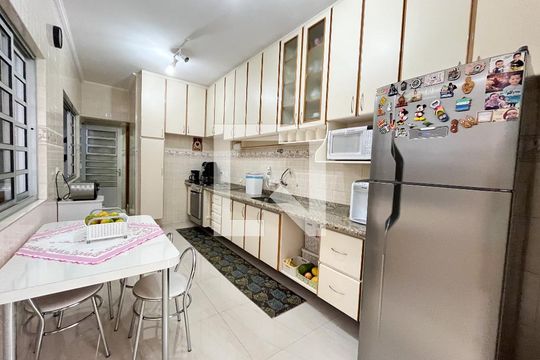 Cozinha  de casa à venda com 2 quartos, 325m² em Vila Guarani (z Sul), São Paulo