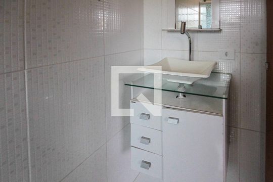 Banheiro de apartamento para alugar com 1 quarto, 27m² em Conjunto Habitacional Teotonio Vilela, São Paulo