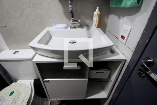 Banheiro de apartamento para alugar com 3 quartos, 58m² em Jardim Maria Eugenia, Sorocaba