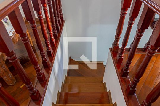 Escada Dormitórios de casa à venda com 3 quartos, 275m² em Jardim Las Vegas, Santo André