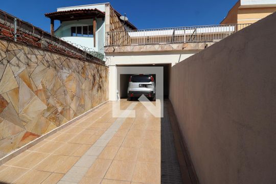 Garagem de casa para alugar com 3 quartos, 184m² em Vila Carrao, São Paulo
