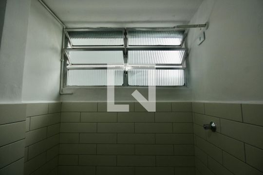 Banheiro de kitnet/studio para alugar com 1 quarto, 30m² em Embaré, Santos