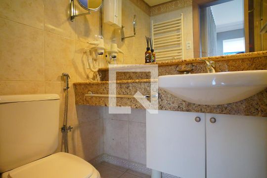 Banheiro de apartamento para alugar com 1 quarto, 55m² em Independência, Porto Alegre