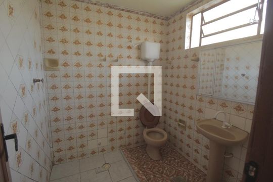 Banheiro de casa à venda com 3 quartos, 300m² em Sarandi, Porto Alegre