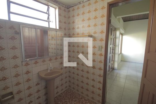 Banheiro de casa à venda com 3 quartos, 300m² em Sarandi, Porto Alegre