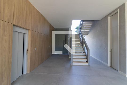 Sala - Elevador e Escada de casa de condomínio à venda com 4 quartos, 1200m² em Barra da Tijuca, Rio de Janeiro