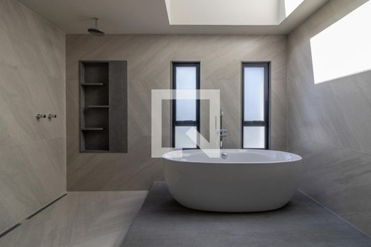 Suíte Master 1 - banheiro de casa de condomínio à venda com 4 quartos, 1200m² em Barra da Tijuca, Rio de Janeiro