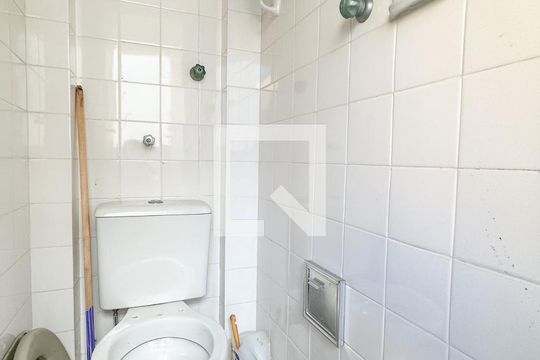 Área de Serviço - banheiro 2 de apartamento para alugar com 2 quartos, 70m² em Vila Julia, Guarujá