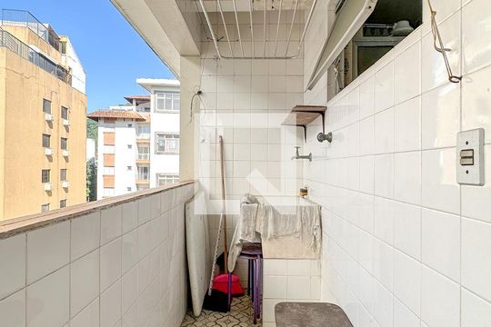 Área de Serviço de apartamento para alugar com 2 quartos, 70m² em Vila Julia, Guarujá
