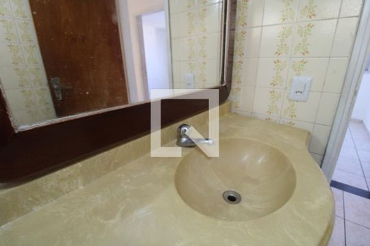 Pia do banheiro de apartamento para alugar com 2 quartos, 43m² em Vila Santana, São Paulo