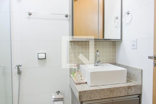 Banheiro da Suíte de apartamento para alugar com 2 quartos, 65m² em Tibery, Uberlândia