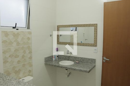 Banheiro comum (casa 01) de casa para alugar com 6 quartos, 35m² em Jardim dos Oliveiras, Campinas