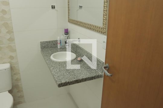 Banheiro comum (casa 01) de casa para alugar com 6 quartos, 35m² em Jardim dos Oliveiras, Campinas