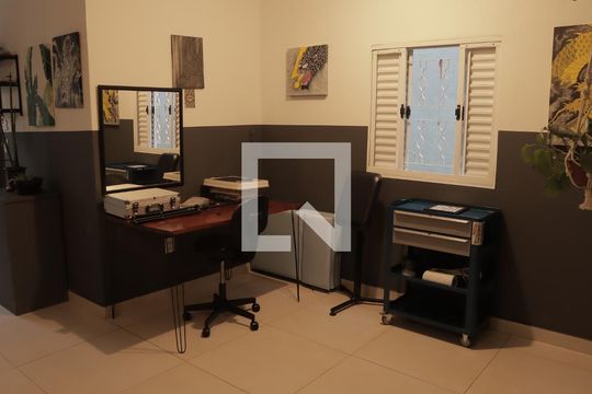 Sala (casa 02) de casa para alugar com 6 quartos, 35m² em Jardim dos Oliveiras, Campinas