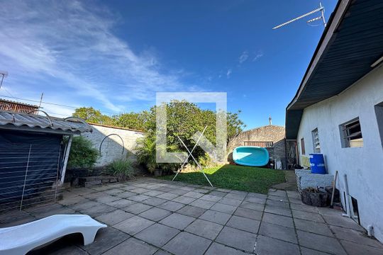 Quintal de casa à venda com 3 quartos, 65m² em Santos Dumont, São Leopoldo