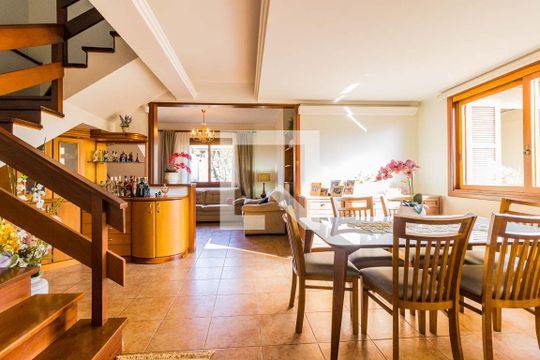 Sala de casa à venda com 3 quartos, 250m² em Jardim Carvalho, Porto Alegre