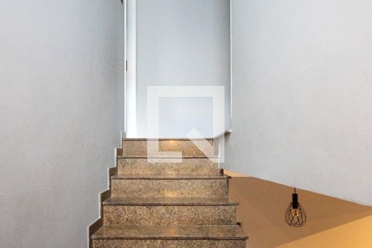 Escada de casa à venda com 4 quartos, 320m² em Jardim Avelino, São Paulo