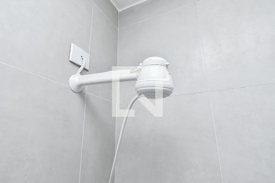 Banheiro de kitnet/studio para alugar com 1 quarto, 32m² em Centro, São Paulo
