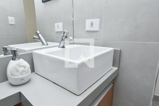 Banheiro de kitnet/studio para alugar com 1 quarto, 32m² em Centro, São Paulo